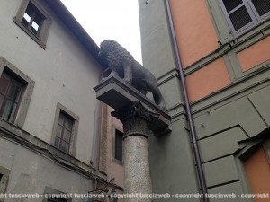 Il leone restaurato a piazza del Comune