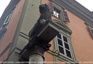 Il leone restaurato a piazza del Comune