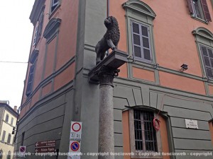 Il leone restaurato a piazza del Comune