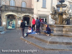Santa Rosa - Un gruppo di giovani a piazza delle Erbe
