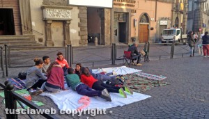 Santa Rosa - Un gruppo di giovani a piazza del Comune