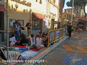 Santa Rosa - Un gruppo di giovani a piazza del Teatro