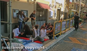 Santa Rosa - Un gruppo di giovani a piazza del Teatro