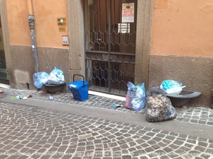 Rifiuti a via Orologio Vecchio
