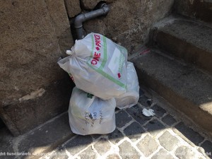 Rifiuti a via Orologio Vecchio