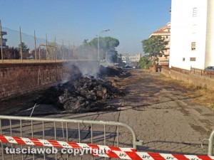 Camion in fiamme al Pilastro, le balle di fieno in fumo