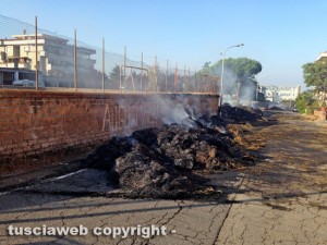 Camion in fiamme al Pilastro, le balle di fieno in fumo