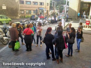 Viterbo - Le lavoratrici della mensa manifestano sotto palazzo dei Priori durante il consiglio comunale