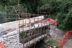 Il ponte sul sentiero del torrente Rio durante i lavori