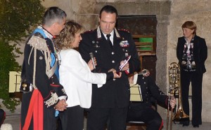 La cerimonia di consegna della targa al comandante provinciale dei carabinieri Mauro Conte