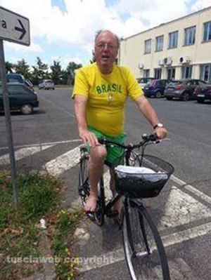 Martin Shaw in bicicletta