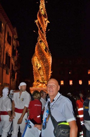 Nuccio Chiossi sotto la macchina di Santa Rosa 