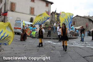 Palio delle botti - Le sbandieratrici del centro storico