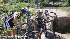Gli amici x la bici, passaggi impervi