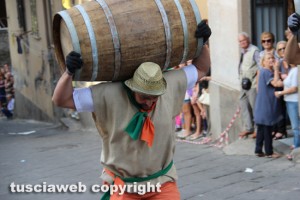 Pianoscarano - Il palio delle botti a spalla