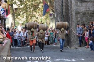 Pianoscarano - Il palio delle botti a spalla