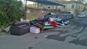 Tarquinia - Rifiuti abbandonati fuori dall'ex cartiera