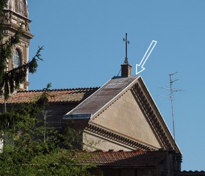 Il punto in cui 28 anni fa si vide una figura scura camminare sul tetto del santuario di santa Rosa