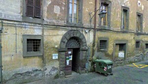L'edificio pericolante in via San Pietro