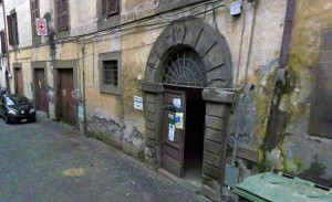L'edificio pericolante in via San Pietro