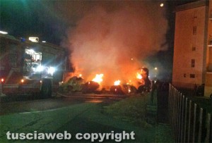 Viterbo - Camion con balle di paglia in fiamme, paura al Pilastro