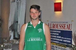 Simone Tola indossa la nuova maglia con lo sponsor