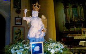 La statua di san Michele Arcangelo con la reliquia