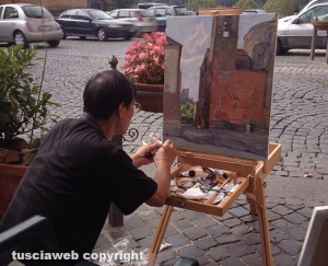 Tuscania - Un artista in piazza Basile