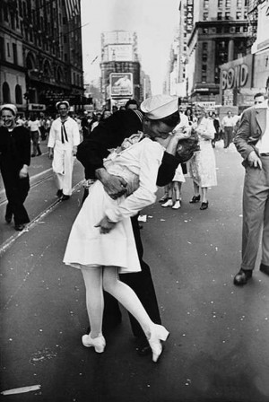 La foto del bacio tra il marinaio e l'infermiera 
