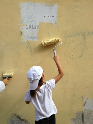 Scuola Bonaventura Tecchi - Una bambina rivernicia la parete