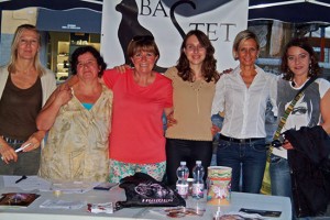 Le volontarie dell'associazione Bastet con la consigliera De Alexandris