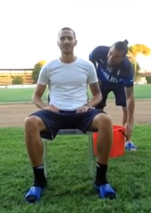 L'Ice bucket challenge di Leonardo Bonucci