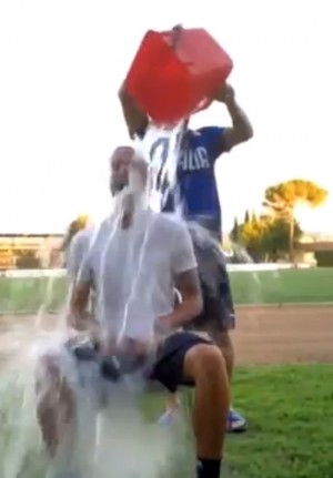 L'Ice bucket challenge di Leonardo Bonucci