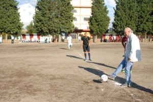 Torneo dei rioni, il calcio d'inizio del sindaco Scarnati