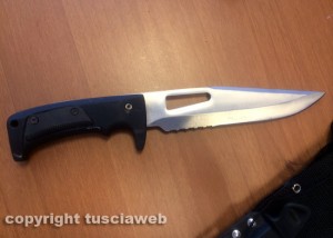 Il coltello da sub sequestrato all'arrestato