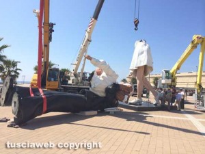 Civitavecchia - Le operazioni di smontaggio del "Bacio del marinaio"