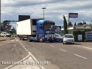 Il camion in mezzo alla strada sulla Tuscanese