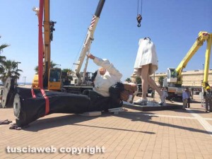 Civitavecchia - Le operazioni di smontaggio del "Bacio del marinaio"