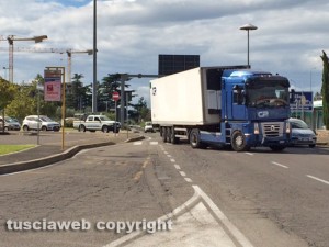 Il camion in mezzo alla strada sulla Tuscanese