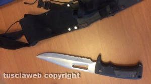 Il coltello da sub sequestrato all'arrestato