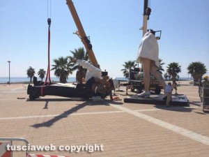 Civitavecchia - Le operazioni di smontaggio del "Bacio del marinaio"