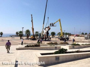 Civitavecchia - Le operazioni di smontaggio del "Bacio del marinaio"