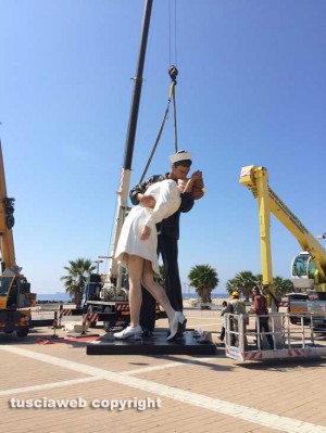 Civitavecchia - Le operazioni di smontaggio del "Bacio del marinaio"