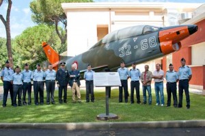 Viterbo - Foto di gruppo con il personale militare e civile della scuola marescialli