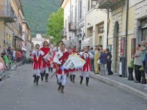 Viterbo - Il gruppo musici e sbandieratori dell'associazione culturale Pilastro