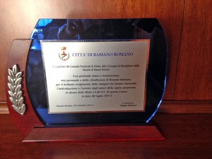 La targa consegnata dal sindaco di Bassano in Teverina ai carabinieri