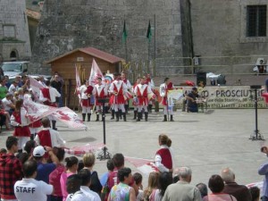 Viterbo - Il gruppo musici e sbandieratori dell'associazione culturale Pilastro