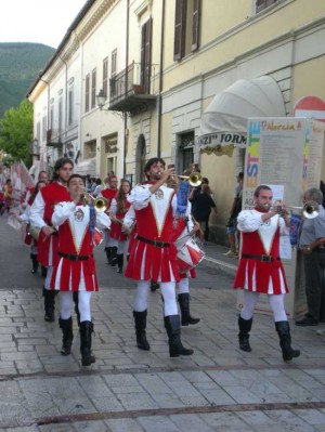 Viterbo - Il gruppo musici e sbandieratori dell'associazione culturale Pilastro