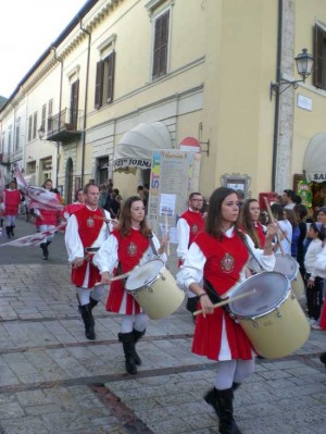 Viterbo - Il gruppo musici e sbandieratori dell'associazione culturale Pilastro