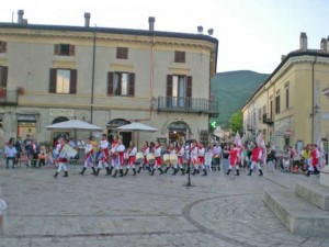 Viterbo - Il gruppo musici e sbandieratori dell'associazione culturale Pilastro